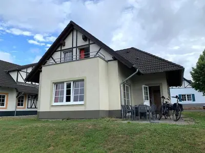 Das Gebäude in dem sich das Ferienhaus befindet