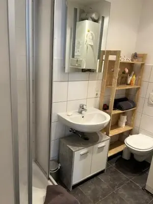 Ein Badezimmer in der Unterkunft Rheingold inklusive einer Flasche Sekt