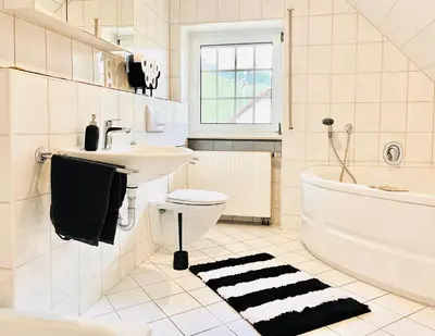 Ein Badezimmer in der Unterkunft Reet am Rhein-Heuboden, Eröffnungsangebot