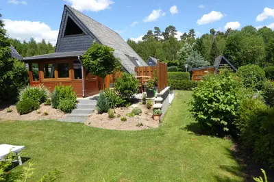 Ein Garten an der Unterkunft Eifelwaldhäuschen