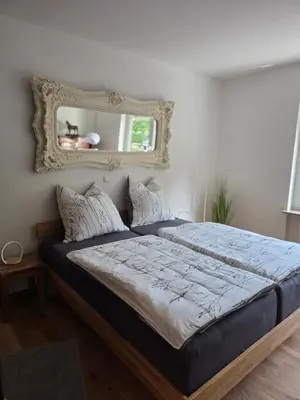 Ein Bett oder Betten in einem Zimmer der Unterkunft Ferienwohnung Am Säuerlingsturm