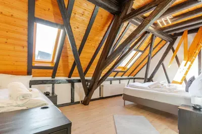 Ein Bett oder Betten in einem Zimmer der Unterkunft Townhaus-Rhens 8 Schlafzimmer, Sauna, Weinkeller, Fotostudio, Hunde willkommen