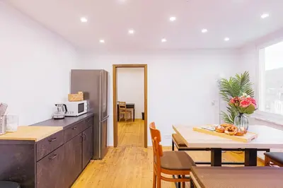 Küche/Küchenzeile in der Unterkunft Townhaus-Rhens 8 Schlafzimmer, Sauna, Weinkeller, Fotostudio, Hunde willkommen