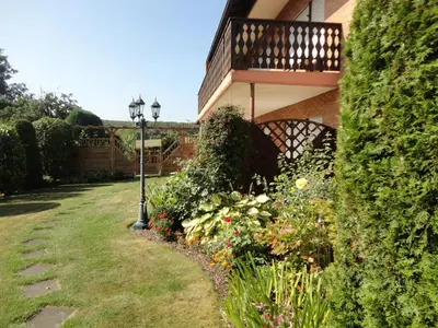 Ein Garten an der Unterkunft Gästehaus Nelles
