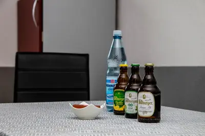 Getränke in der Unterkunft INDIVIDUAL APARTMENTS - Zentrale, ruhige Wohnung in Innenstadt - Küche, Parkplatz, Terrasse, SmartTV, Netflix