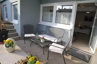 Ein Balkon oder eine Terrasse in der Unterkunft INDIVIDUAL APARTMENTS - Zentrale, ruhige Wohnung in Innenstadt - Küche, Parkplatz, Terrasse, SmartTV, Netflix