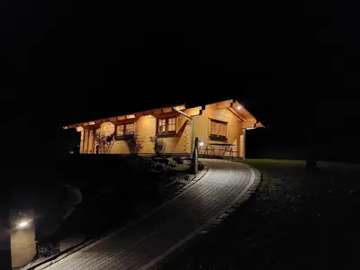 Das Gebäude in dem sich das Ferienhaus befindet