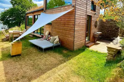 Ein Garten an der Unterkunft Tinyhouse Minimalus Panorama Schlafloft im Grünen