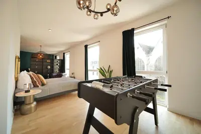 Ein Bett oder Betten in einem Zimmer der Unterkunft Urban retreat loft in the center