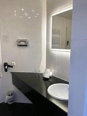 Ein Badezimmer in der Unterkunft Moselhotel Römischer Kaiser `Staffuntil5pm`EarlyBirdBreakfast`CityParking