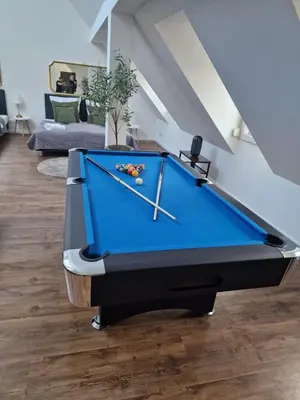 Ein Billardtisch in der Unterkunft Urban Charm Design Loft