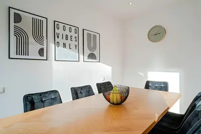 Der Geschäftsbereich oder Konferenzraum in der Unterkunft Deluxe Flat, PS4, Parken, Netflix, Zentral