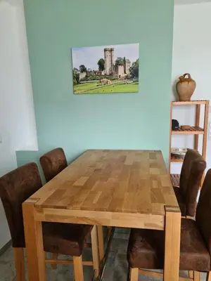 Ein Sitzbereich in der Unterkunft Ferienwohnung Burgblick