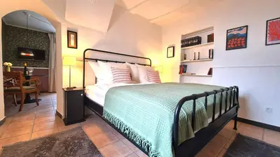 Ein Bett oder Betten in einem Zimmer der Unterkunft Mosel-Side Junior Suite