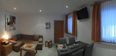 Ein Sitzbereich in der Unterkunft Bichlhof Bärfra Ferienwohnung Am Brunnen