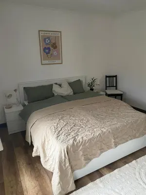 Ein Bett oder Betten in einem Zimmer der Unterkunft FeWo Kirschblüte