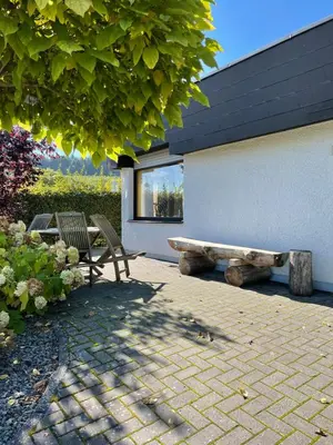 Ein Garten an der Unterkunft Traumhaus am Maar 1