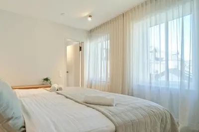 Ein Bett oder Betten in einem Zimmer der Unterkunft Modernes Flair - Designer-Apartment in Top-Lage im Zentrum - bis 3 Personen - gratis WLAN - Waschmaschine - Marvin Jeske Retreats