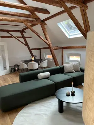 Ein Sitzbereich in der Unterkunft Mosel-Charm - Urige Dachgeschosswohnung für 6 Personen - 3 Schlafzimmer, Fahrradkeller & Gratis WLAN - BG Living & Hosting