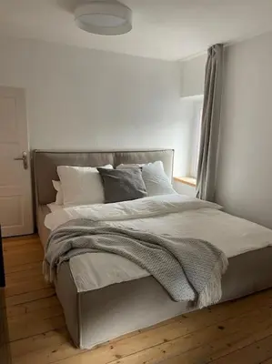 Ein Bett oder Betten in einem Zimmer der Unterkunft Mosel-Charm - Urige Dachgeschosswohnung für 6 Personen - 3 Schlafzimmer, Fahrradkeller & Gratis WLAN - BG Living & Hosting