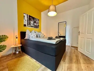 Ein Bett oder Betten in einem Zimmer der Unterkunft 250m Rhein - ruhig - Hbf - Boxspringbett - K-111-S
