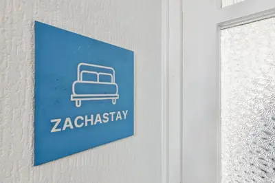 Ein Zertifikat, Auszeichnung, Logo oder anderes Dokument, das in der Unterkunft Charmante & gemütliche Wohnung ausgestellt ist