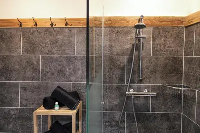 Ein Badezimmer in der Unterkunft Rustikal trifft Modern, Bar Keller, Terrasse, 2 Schlafzimmer