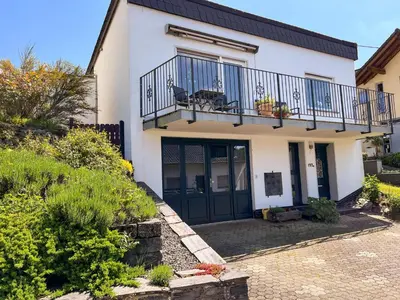 Das Gebäude in dem sich das Ferienhaus befindet