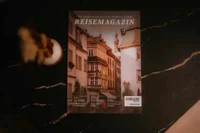 Ein Zertifikat, Auszeichnung, Logo oder anderes Dokument, das in der Unterkunft LLR Design Apartment - Sepia Toffee im Zentrum von Koblenz ausgestellt ist
