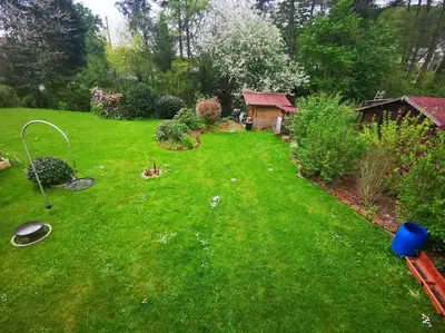 Ein Garten an der Unterkunft Oase im Grünen!