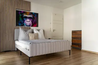 Ein Bett oder Betten in einem Zimmer der Unterkunft Hideaway Lounge Sure