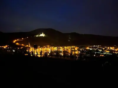 Ein allgemeiner Bergblick oder ein Berglick von der Ferienwohnung aus