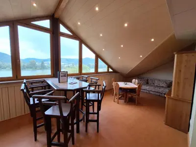 Ein Sitzbereich in der Unterkunft Ferienwohnung Rhens am Rhein