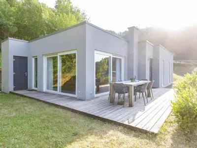 Ein Garten an der Unterkunft Luxusbungalow im Campingpark