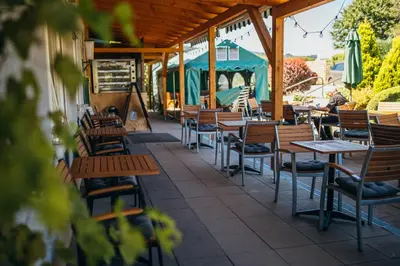 Ein Restaurant oder anderes Speiselokal in der Unterkunft Paradies Camp