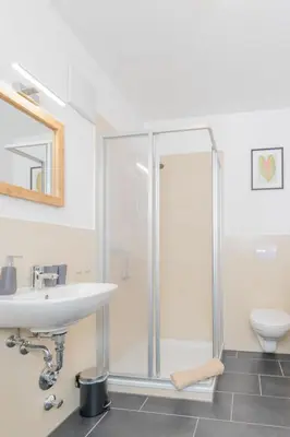 Ein Badezimmer in der Unterkunft Modernes Studio-Apartment mit Balkon und privatem Stellplatz für bis zu 4 Personen nur wenige Minuten von der Innenstadt & Mosel entfernt