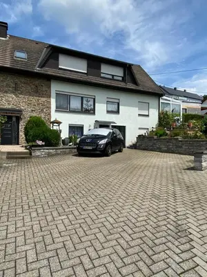 Das Gebäude in dem sich das Ferienhaus befindet