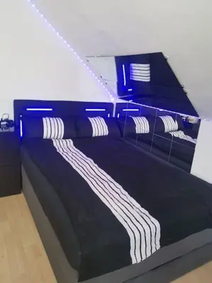Ein Bett oder Betten in einem Zimmer der Unterkunft Wohnung am Kurpark mit privater Innensauna & LED! Schlüsselbox