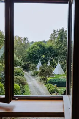 Ein Garten an der Unterkunft Außerhalb2 - Übernachten im Tipi