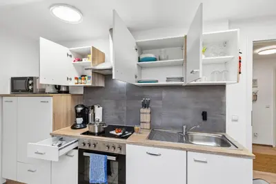 Küche/Küchenzeile in der Unterkunft Zentrale, Große & Moderne Unterkunft in Koblenz