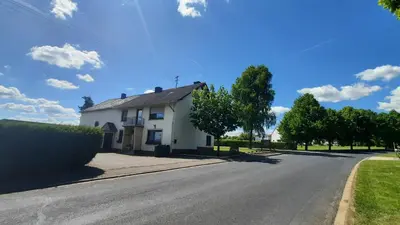 Das Gebäude in dem sich das Ferienhaus befindet