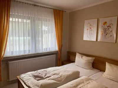Ein Bett oder Betten in einem Zimmer der Unterkunft Ferienwohnung 1 Am Petersberg