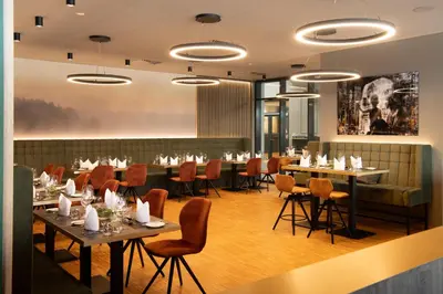 Ein Restaurant oder anderes Speiselokal in der Unterkunft TARGET WORLD Hunter's Lodge