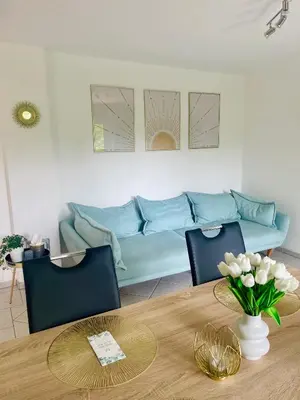 Ein Sitzbereich in der Unterkunft Talblick Chalet Blankenheim