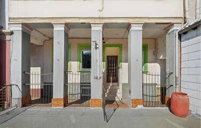 Eine Fassade oder ein Eingang zu Rheinblick