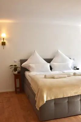 Ein Bett oder Betten in einem Zimmer der Unterkunft Ferienwohnung Waldborn-Suite an der Mosel