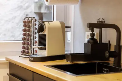 Küche/Küchenzeile in der Unterkunft Vintage Apartment 2 Black am Kurpark von Bad Ems