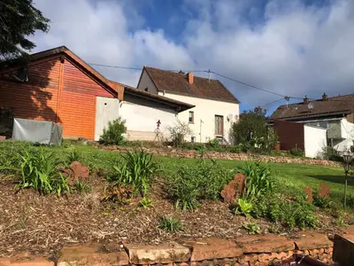 Ein Garten an der Unterkunft Traumhaftes Studioappartement