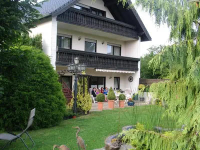 Ein Garten an der Unterkunft Haus Claudia