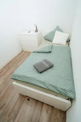 Ein Bett oder Betten in einem Zimmer der Unterkunft Zimmer frei in Nickenich bis zu 11 Gäste willkommen
